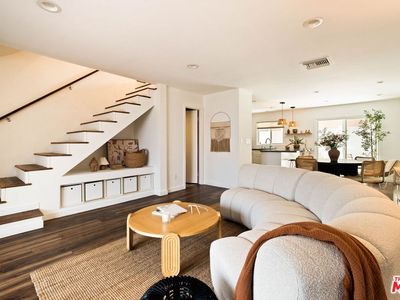 1906 W Victory Blvd #9