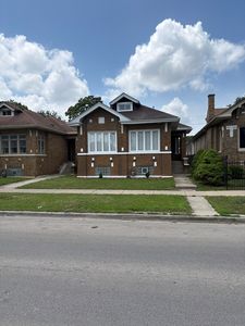 7606 S Paxton Ave