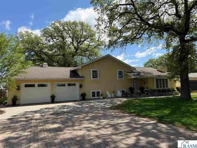 1111 Summit Ave
