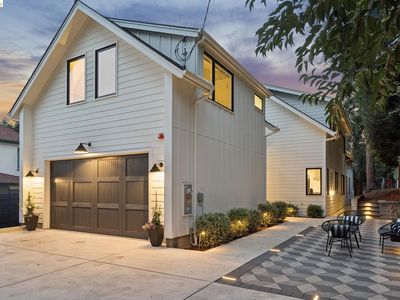 915 Grosvenor Pl