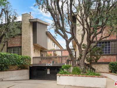 1828 Barry Ave APT 4