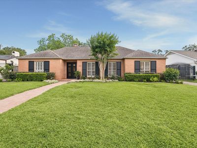 6143 Chevy Chase Dr