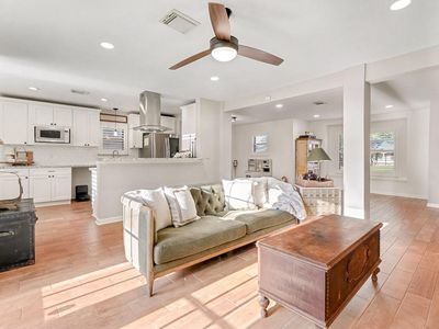 3037 Longwood Ln