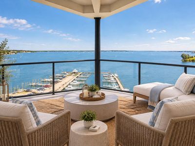 2964 Lakeshore Dr Unit E702