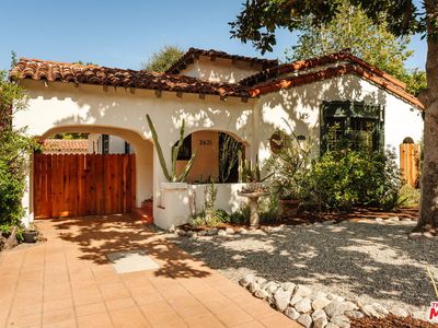 2621 E Glenoaks Blvd