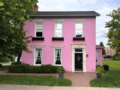121 N 8th St