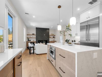 98 W Main St