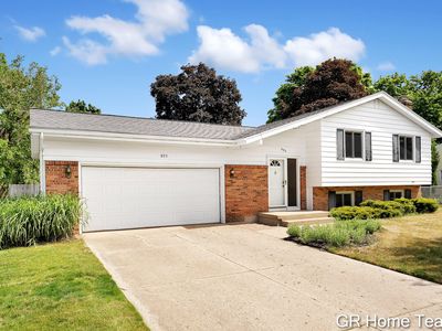 895 Bellewood Dr SE