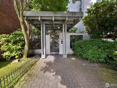 211 Summit Avenue E #N305
