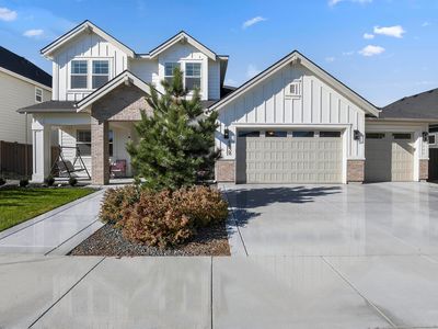 6839 N Willowside Ave