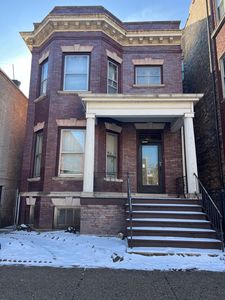 911 W Diversey Pkwy