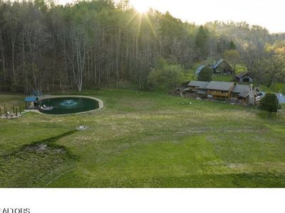 4242 Pearl Valley Rd