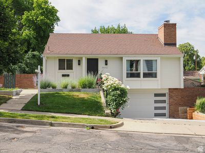 2512 E Redondo Ave S