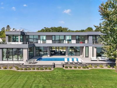 1225 Shoreline Dr
