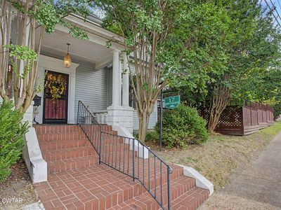 17 W College St