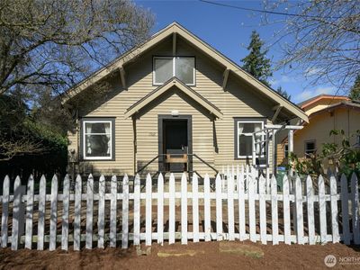 1502 E Maplewood Avenue