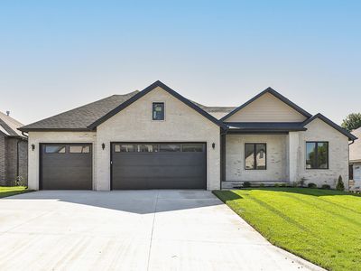 2016 N Silver Charm Avenue