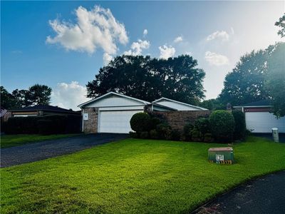 8 Cobblestone Way W
