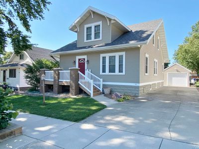 715 1st St SE