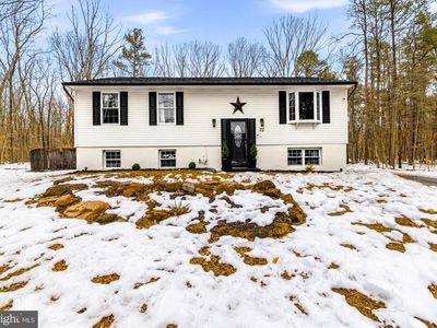 22 Debras Ln