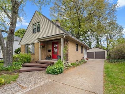 1730 Cambridge Dr SE