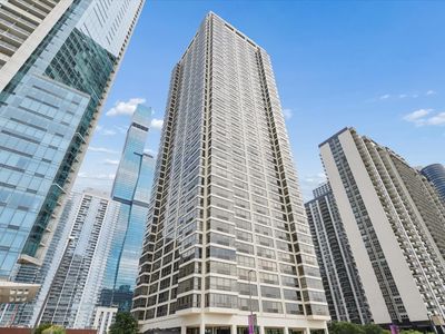 360 E Randolph St APT 901