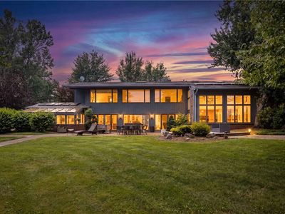 26 Lois Ln