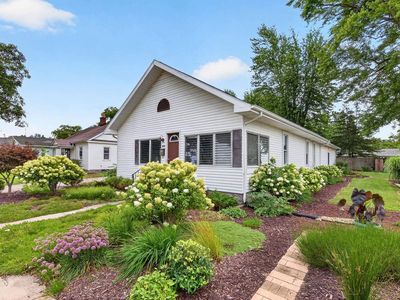 713 W Winona Ave