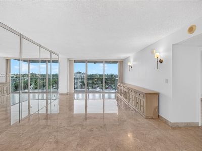 2655 Collins Ave APT 702