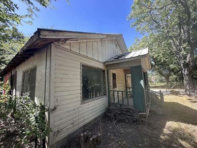 Property at 304 N Buffalo St, Chico, TX