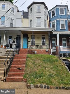 1121 W 6th St
