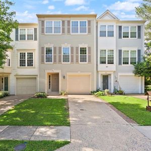 303 Barnfield Sq NE