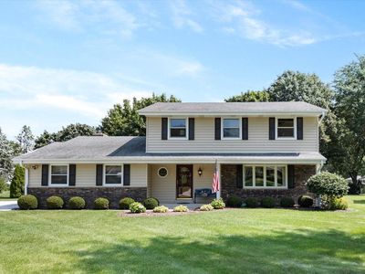 W223N2276 Meadowood LANE