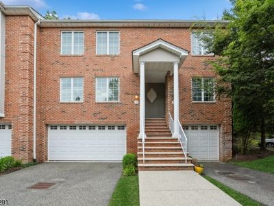 Property at 18 Skymark Ct, Upper Saddle River, NJ