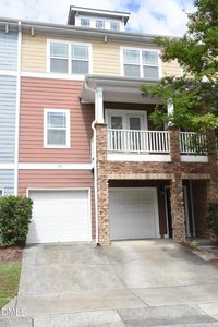 882 Queen City Cres