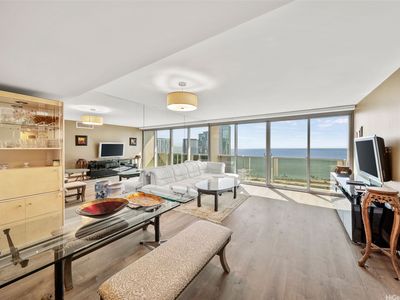 1177 Queen St APT 4002