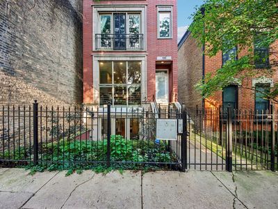 1050 N Marshfield Ave #1