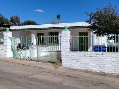 2348 N Calle Piedras Negras