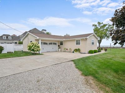 106 Lakeshore Dr #110