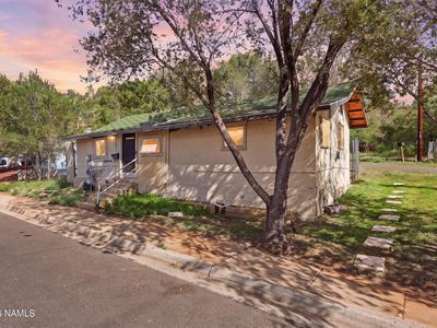 904 W Clay Ave