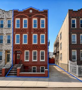 136 E 52nd St