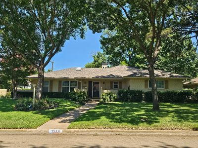 1914 Surrey Cir