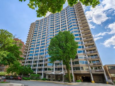 555 W Cornelia Ave APT 403