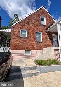 917 Larchmont Ave
