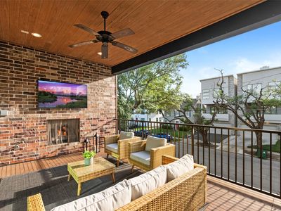 2621 Greenbriar Dr