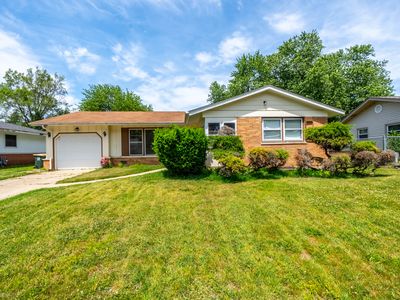 Property at 214 Greenbriar St, Elk Grove Village, IL