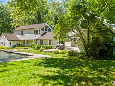 211 Newtown Turnpike