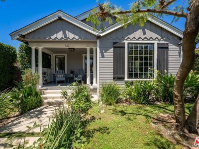 6607 De Longpre Ave
