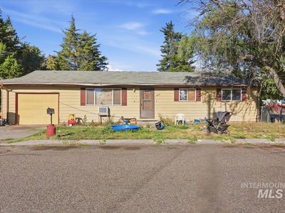 695 NW 4th St