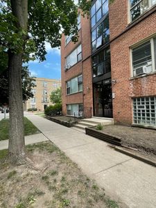 6833 N Oakley Ave APT 3B